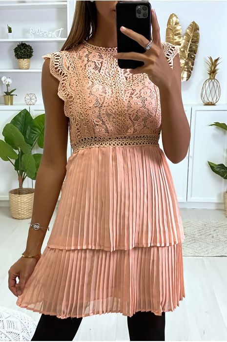 Robe Rose à crochet fleurs, et plissée au bas. - 3