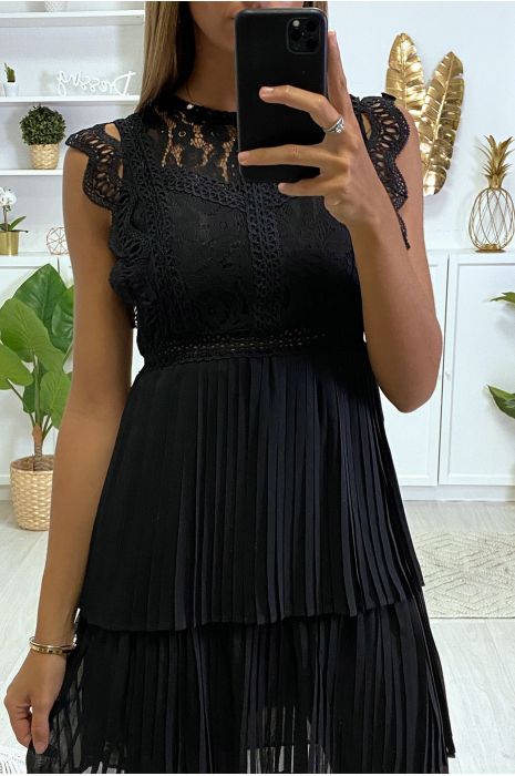 Robe Noire à crochet fleurs, et plissée au bas. - 1