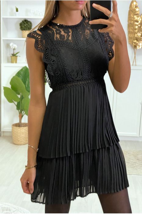 Robe Noire à crochet fleurs, et plissée au bas. - 4