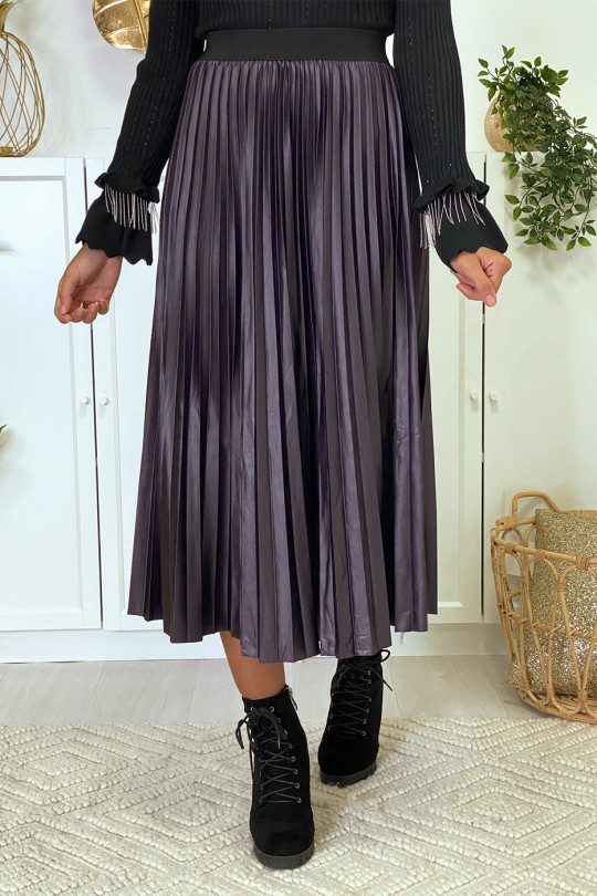 Black pleated skirt in a beautiful shiny material - 1