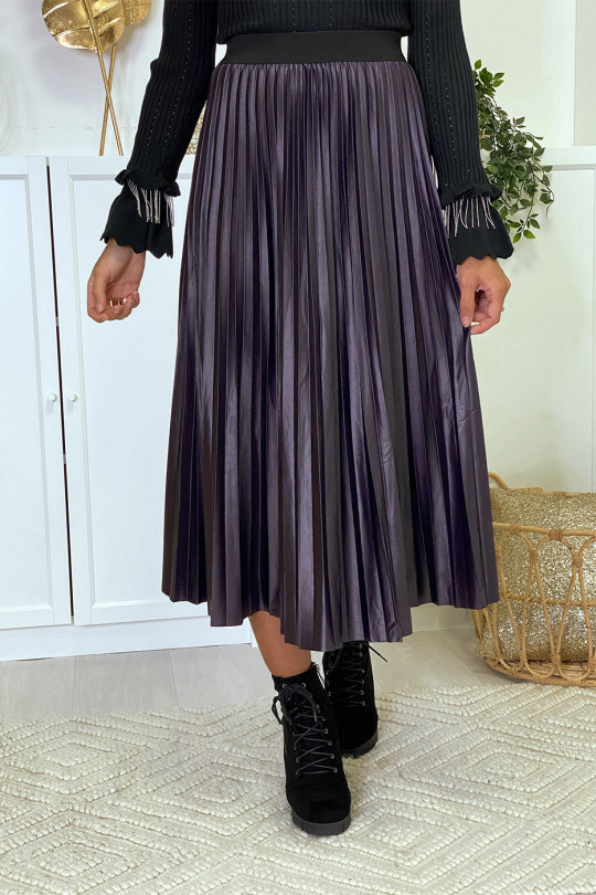 Black pleated skirt in a beautiful shiny material - 2