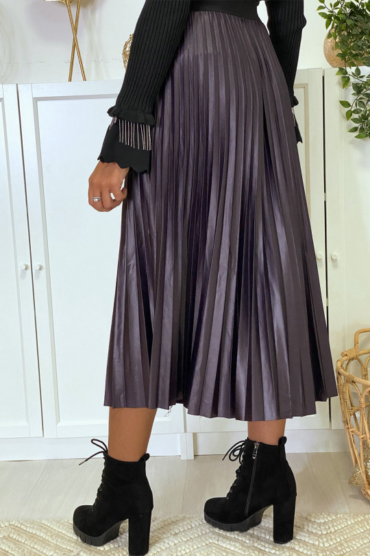 Black pleated skirt in a beautiful shiny material - 8