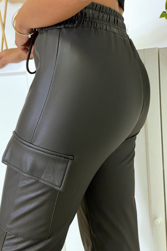 Pantalon cargo noir en simili - 6