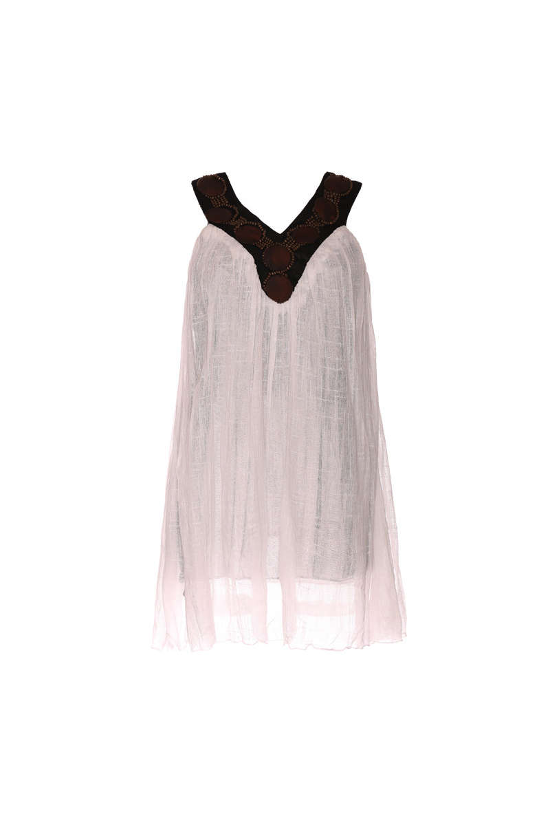 Witte tuWique damesjurk met bruine kralen aan de kraag. Mode dameskleding. 1319 - 1